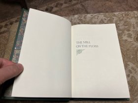 《弗洛斯河上的磨坊》 The Mill On The Floss乔治艾略特Eliot的经典小说，描绘了19世纪英国乡村生活的变迁与人物命运的纠葛。小说围绕弗洛斯河畔的磨坊，讲述了一对兄妹因社会阶层差异和爱情选择而渐行渐远，最终悲剧收场的故事。作品深刻反映了当时社会的阶级矛盾与人性复杂…富兰克林Franklin 出版社1/2真皮限量收藏版，早期无酸纸精品。