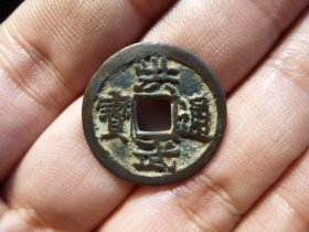 洪武通宝宽字异书，品相完好，声音完好，直径2.33cm,厚1.2mm,稀少，包老包真。