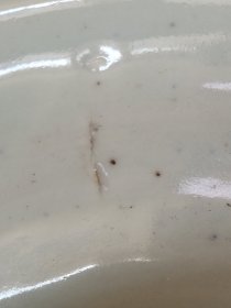 清中期：豆青釉青花加白平升三级300件大瓶。画工精美，青花发色靓丽。高59.7厘米，直径23厘米。口沿内釉表面有一个1厘米长，很浅的缩釉（出窑前形成的）。保真。顺丰包邮，保价。 清嘉道时期的300件青花加白大瓶，保留到今天，如此品相，非常难得。