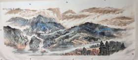 著名画家纯手绘作品，笔法老练，这幅山水画作充满着生命力，河水潺潺流淌，瀑布层叠起伏，绿树环绕，小桥流水，呈现出一派生机盎然的景象，让人感受到大自然的无限美好。