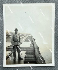 1943年左右 浙江富阳、金华一带江边码头日军若松联队下士官留影照一枚