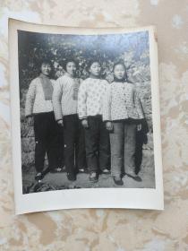 老照片合影  六七十年代四名少女合影