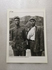 老照片：1939年8月，刘少奇在延安机场送周恩来去莫斯科疗伤