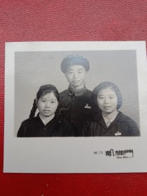 1960年代《老照片》弟弟比俩姐表情都严肃