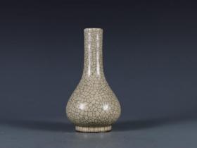 南宋    哥窑米黄釉胆瓶。尺寸～高18.2口径3.3底径6.3公分