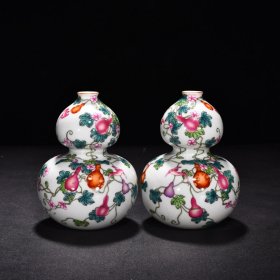清乾隆珐琅彩子孙万代葫芦瓶 高13.5厘米 宽9.5厘米 7800