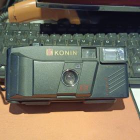 KONIN  照相机  早期 傻瓜胶卷相机 没有没有电池没有胶卷 上传时候试了一下，按快门键 能正常走胶卷，LOW LIGHT 红色的小灯会亮。