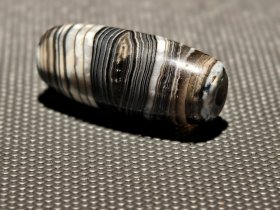 古珠缠丝玛瑙，黑白分明带眼。