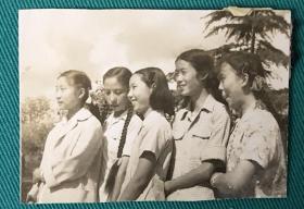 50年代五名漂亮女孩合影老照片，其中一名美女留着很长的辫子