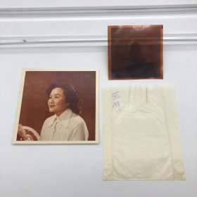 中国第一代钢琴家、曾任中央乐团首席钢琴巫漪丽（1931-2019）旧藏，七八十年代摄个人标准彩色照片一件，另附底片一件