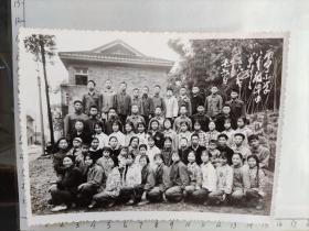 1978年西宁小学八年级学生绝大部分佩戴红卫兵标徽留影合影照片“初中毕业全班留影于西宁”