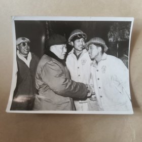60年代黑白照片，鞍钢领导慰问炉前工人【22】