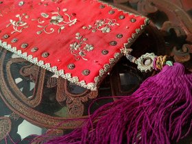 清手绣缎面老香袋