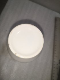 七十年代，绘有西厢记人物的瓷杯，未使用，很漂亮