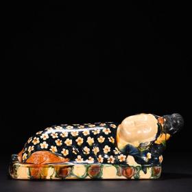 唐三彩梅花纹孩儿枕
高15.5厘米       宽43厘米