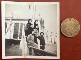 老照片 品相尺寸以图为准 货号：16710 一九五六年姐妹们留念照 有背拔