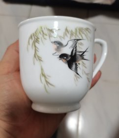 陶瓷水杯【釉印花 春天燕子 】 一个 ，杯高10.5/ 杯囗9厘米 底款； 中国制造 可以使用