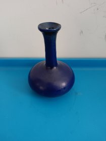 蓝釉小瓶