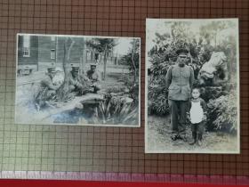 民国时期原版银盐老照片 2张（侵华日军在驻地里和小孩合影）。0012