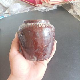掌中陶瓷罐，高9.5公分