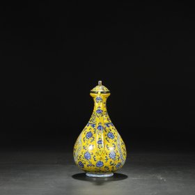 明代 永乐黄地青花开窗花卉纹银口大执壶 尺寸：高32.5公分 口径6.5公分 直径24公分