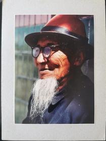 青藏高原采风彩色照片：戴眼镜的老者。两幅为同一人，两幅合售。带原底板。