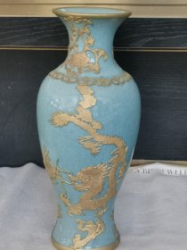 清代蓝釉镶锡图案花瓶一个，做工精致漂亮，难得少见，品相完好如图