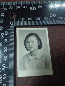 57年短发姑娘签赠照片一张，Z503