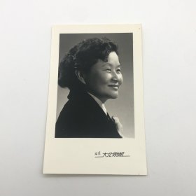 中国第一代钢琴家、曾任中央乐团首席钢琴巫漪丽（1931-2019），七十年代个人珍贵摄影一枚（北京“大北照相”相馆拍摄）