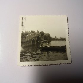 老照片–一对年轻人在长沙烈士公园年嘉湖划船留影（右侧拱桥清晰可见）