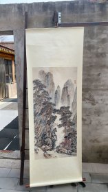 金梦鱼 国画一张
尺寸：115*55CM 立轴 
老画揭裱过了保真包老

张善孖、张大千先生亲传弟子
1903年生于天津，早年供职于寿丰面粉公司。其家为书香门第，代有名人。其先祖金芥舟、金岭云、金恭寿、金野田等，不是诗人、学者就是书家画家。祖父金龙节的山水画，笔墨淋漓淹润，树石清劲有法，别具一格。父亲金菊舫亦画山水，尤擅金鱼