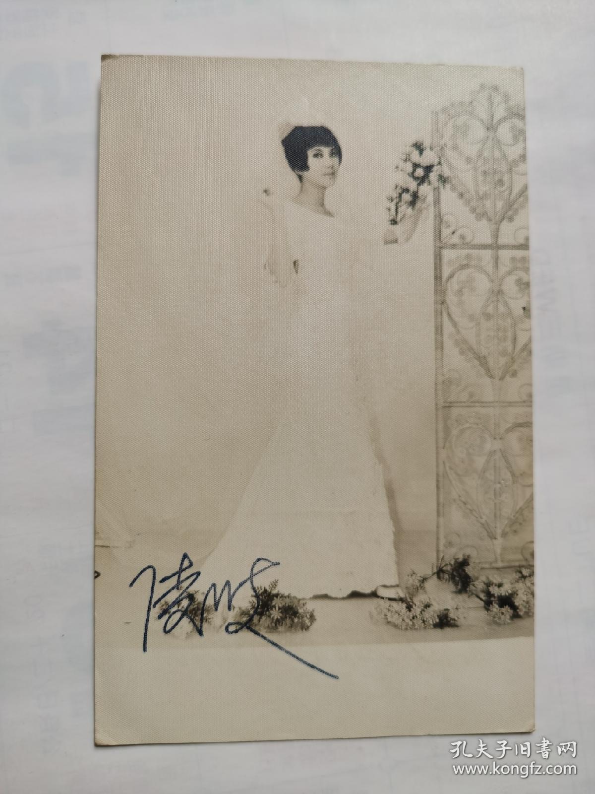 凌波，穿婚纱照片一张，香港六十年代邵氏电影公司著名女演员。艺名小娟，