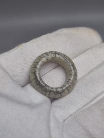 老骨头。平安扣、戒指。直径2.8cm 高0.9cm。