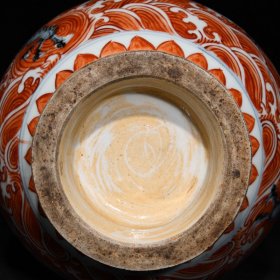 明洪武青花矾红龙纹双耳瓶