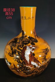 大清乾隆年制精工手绘十二生肖纹天球瓶，器型周正，胎体厚重，整体施釉均匀饱满，品相完整 。