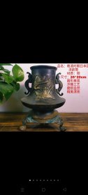 一个晚清时期日本回流三足铜箭筒 刻有龙龟仙鹤 形态逼真 活灵活现 三足双龙耳 纯铜制作 包浆浓厚 品相一流 重7.2斤。分量十足 品相尺寸如图