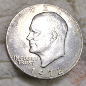 美国一美元硬币。正面:美前总统艾森豪威尔头像。背面:登月飞鹰纪念银币。重量22克。银币。