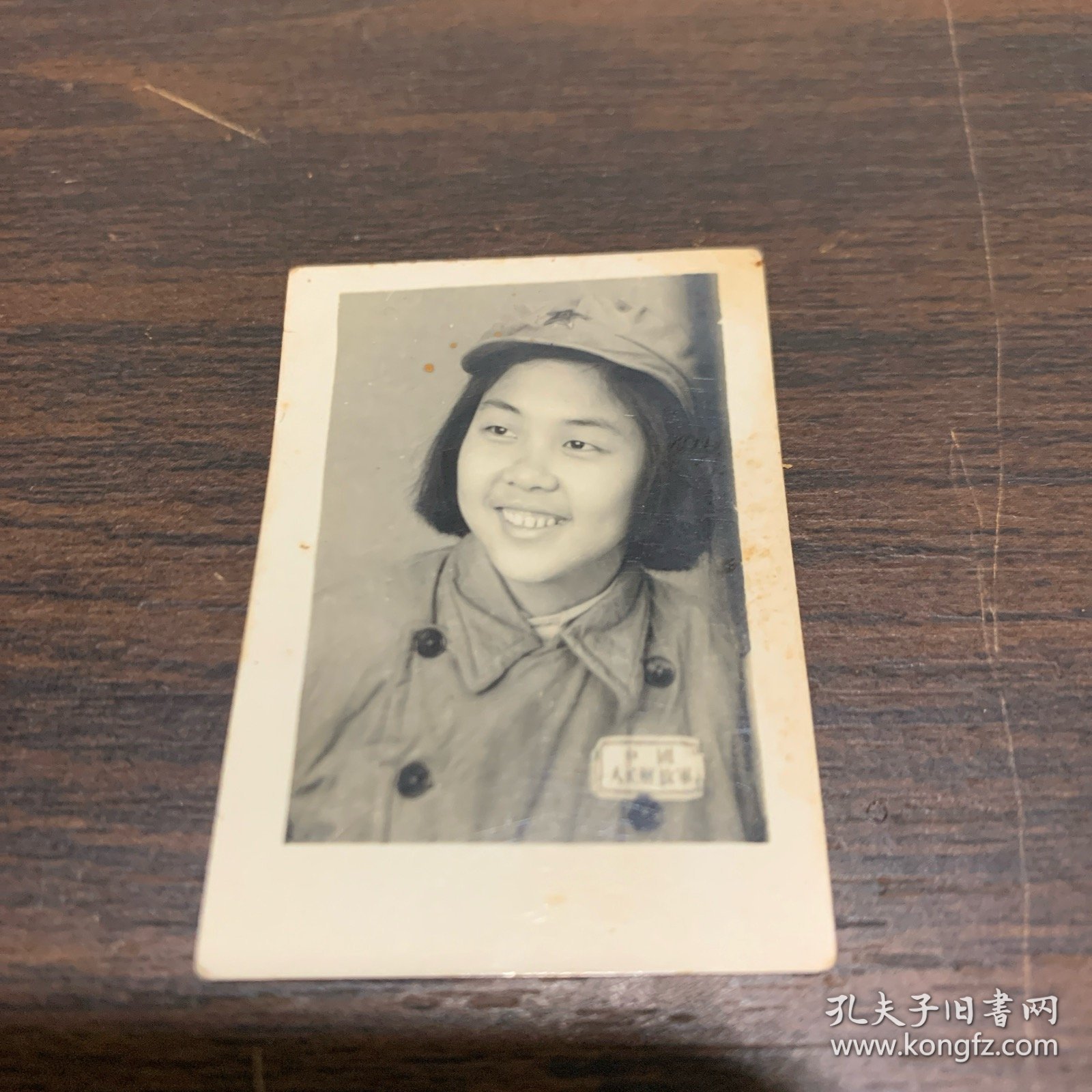 佩戴胸牌女军人