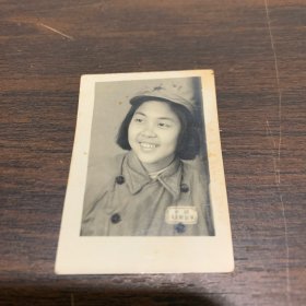 佩戴胸牌女军人