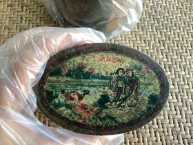 少见民国老字号和合老牌老包装盒，和合二仙图案，民国国货老字号上海老妙香室鸭蛋香粉，民国上海三马路昼锦里，漂亮鲜艳。和合二仙是婚庆文化，民国结婚民俗中的吉祥神，非常喜庆。PS：百年老物件不是新铁盒，品自鉴。介意品相者慎拍。拍之前务必先看清楚照片和说明