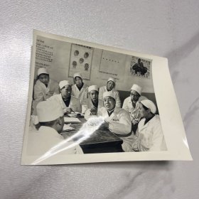1974年新华社照片：山西稷山县人民医院医生焦顺发和医务人员共同研究无痛进针，交流临床经验（编号 YG 3层ZP 16)
