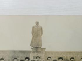 老照片 和毛主席雕像合影（12.5×9.5厘米）
