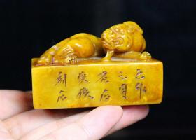 旧藏精品田黄石螭龙木盒印章摆件
