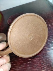 吴德盛款紫砂壶。功夫茶壶。素颜磨砂手感。非常舒适。有一点边磕碰。没有用过。完好品