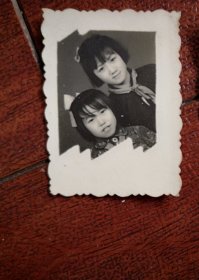 50年代老照片之七，两名女小学生合影照一张，