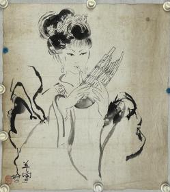 羊角 1944 年出生于四川成都、供职于四川音乐学院，羊角先生却是以画画为生。客厅里那幅成吉思汗的画像出自他的手笔，而画两边的楹联甚是气度不凡：“圣主马背惊天下，后辈拼搏看今朝”。此楹联由汉字和满文两种文字完成，是羊角的作品。“现在能写满文的不多了。”望着老祖宗的画像，羊角喃喃自语。

成吉思汗确是羊角的老祖宗，生在成都长在成都的他，是地地道道的蒙古族人。