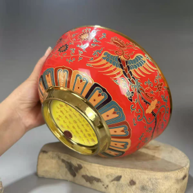 清粉彩红地花卉碗