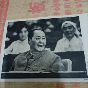 一九七三年，毛主席在中国共产党第十次全国代表大会上。
《伟大领袖毛主席永远活在我们心中》之六十二。
品相如图所示。