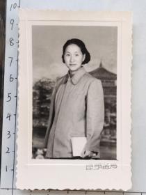 50-60年代美女拿书厚实照片(贺孝先和鲍宝玲相册，二人50年代初毕业于昆明市第八中学，贺孝先后来就读于云南大学，后就参军就读于解放军军事工程学院，参加过抗美援朝)