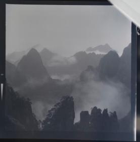 1974年前后，老摄影家曲文玉拍摄的黄山风景120底片一张